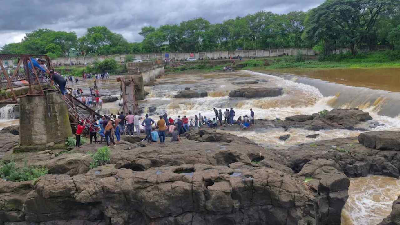 Pune Bridge Collapses: పూణేలో ఘోర ప్రమాదం.. వంతెన కూలి ఇద్దరు మృతి, 25 మంది గల్లంతు..