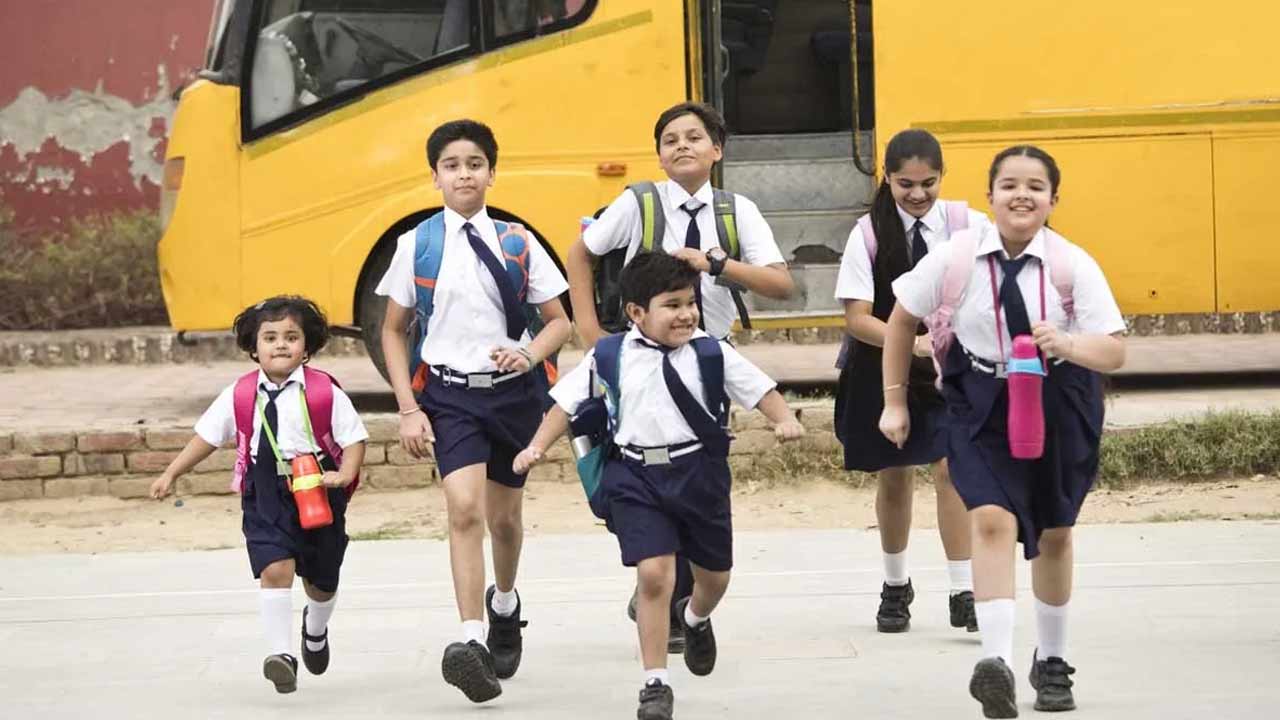 Schools Reopen : వేసవి సెలవులకు గుడ్‌బై.. పండుగ వాతావరణంలో స్కూల్స్‌ రీఓపెన్‌