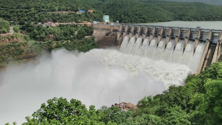 Srisailam Dam : శ్రీశైలం జలాశయానికి పోటెత్తిన వరద