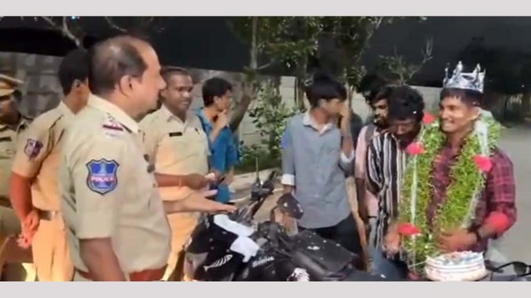 Uppal: అర్ధరాత్రి రోడ్లపై జన్మదిన వేడుకలు.. బుద్ధి చెప్పిన పోలీసులు