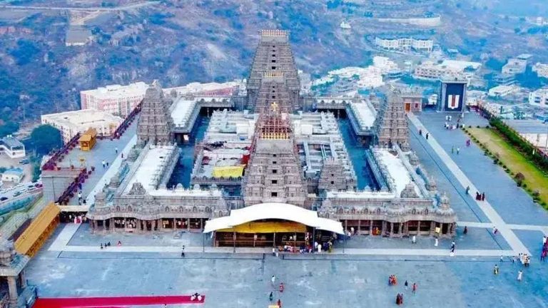 Yadagirigutta: యాదగిరిగుట్టలో భక్తులకు షాక్.. వ్రతం టికెట్ ధరలు భారీగా పెంపు..