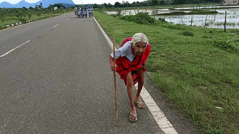 95 Year Old Woman : వాక్సిన్‌ కోసం వృద్ధురాలి 20 కిలోమీటర్ల నడక.!