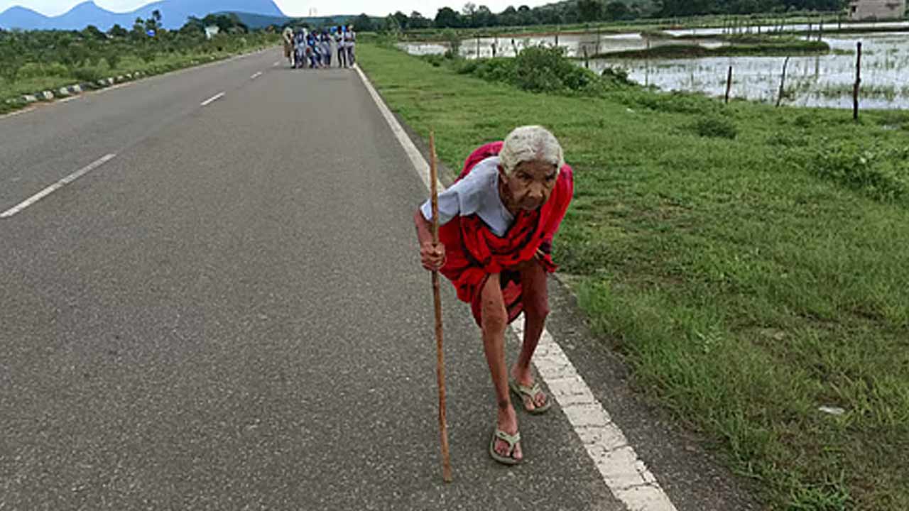 95 Year Old Woman : వాక్సిన్‌ కోసం వృద్ధురాలి 20 కిలోమీటర్ల నడక.!