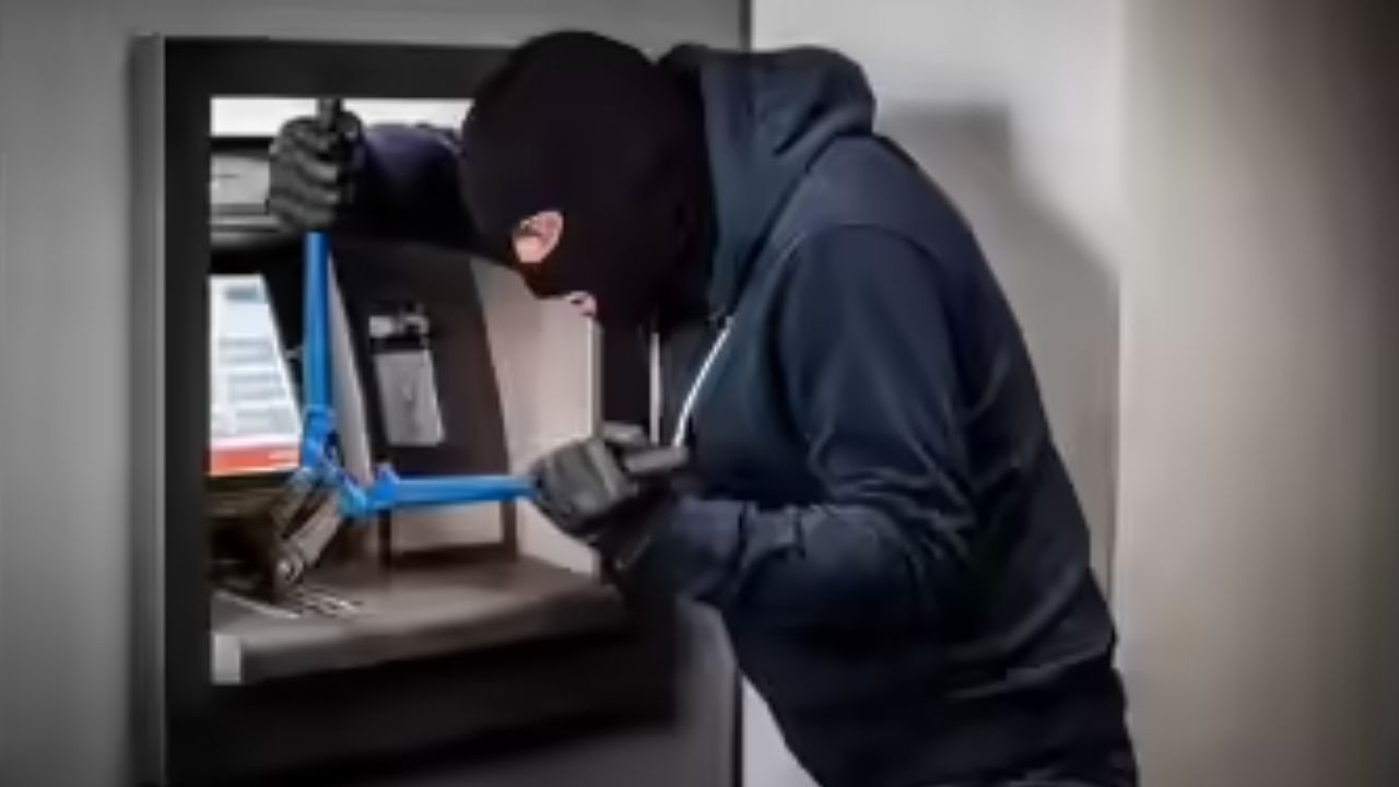 ATM Robbery: జీడిమెట్లలో రెచ్చిపోయిన దొంగలు.. గంటలో మూడు ATMలు కొల్లగొట్టిన కేటుగాళ్లు..!