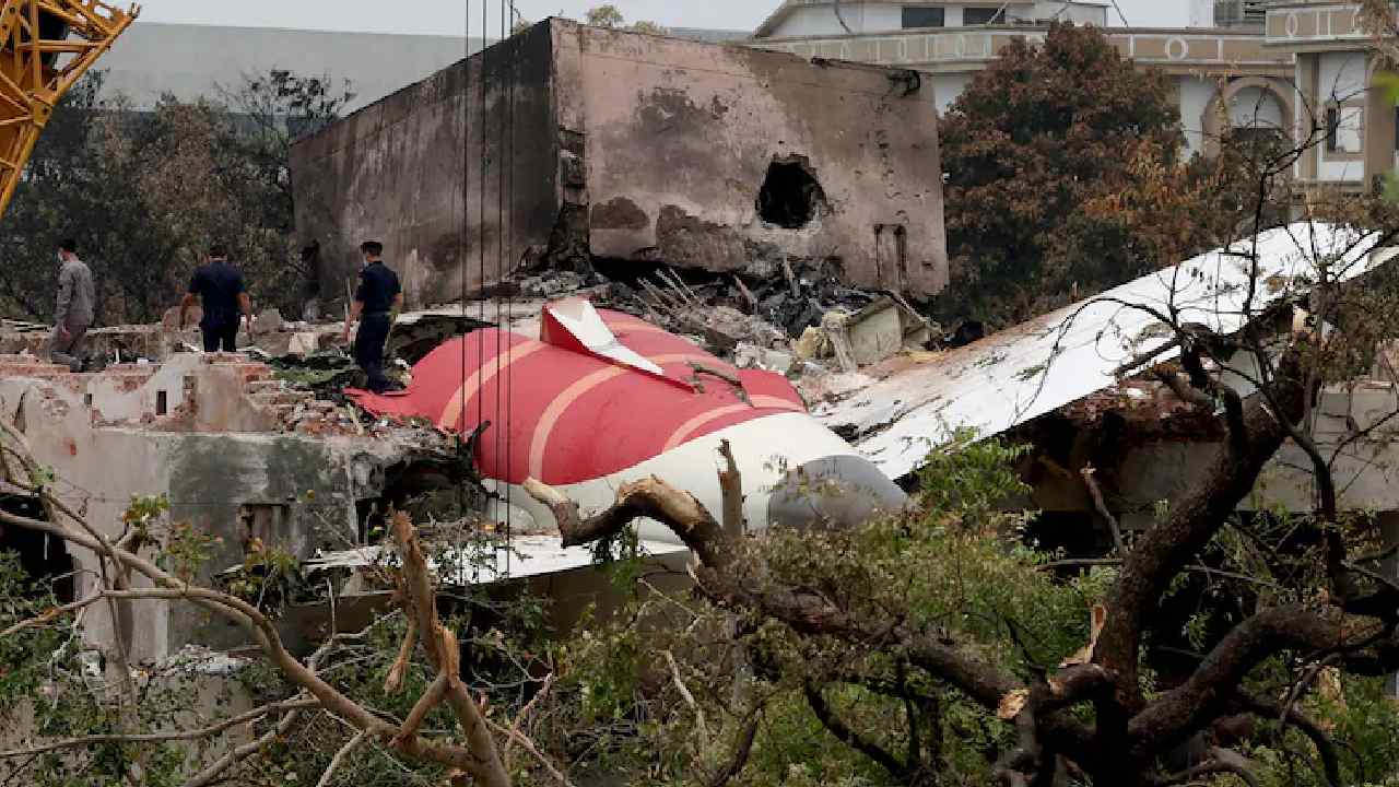 Air India Crash: యూకేలో బాధిత కుటుంబాలకు రెండు తప్పుడు మృతదేహాలు..