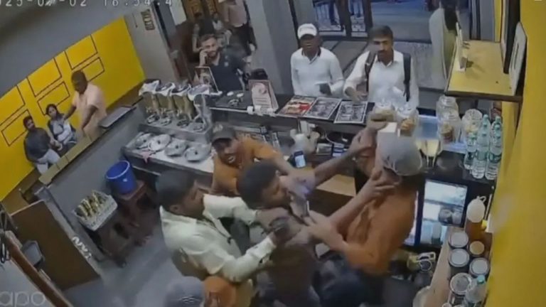 Bengaluru: ఎక్ట్రా కప్పు ఇవ్వనందుకు కాఫీ షాప్ సిబ్బందిని చితకబాదిన కస్టమర్లు.. వీడియో వైరల్