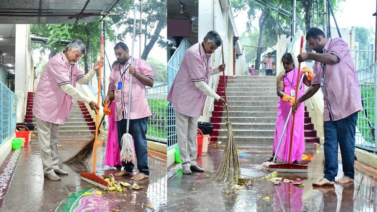 CM Chandrababu: పారిశుద్ధ్య కార్మికులతో కలిసి చెత్త ఎత్తిన సీఎం చంద్రబాబు..