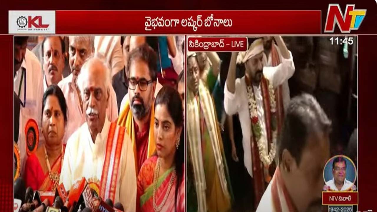 CM Revanth Reddy: ఉజ్జయిని మహంకాళి అమ్మవారిని దర్శించుకున్న సీఎం..  అమ్మవారికి పట్టు వస్త్రాలు సమర్పణ..!