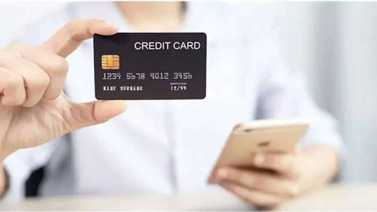 Credit Cards: అప్పుల్లో చిక్కుకుంటున్న మధ్య తరగతి ప్రజలు.. 93 శాతం మంది క్రెడిట్ కార్డుల వినియోగం