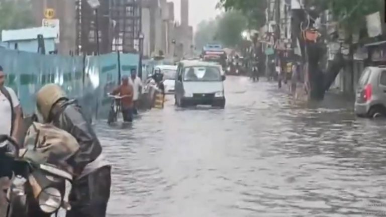 Delhi: ఢిల్లీని ముంచెత్తిన భారీ వర్షం.. చెరువులను తలపిస్తున్న రోడ్లు