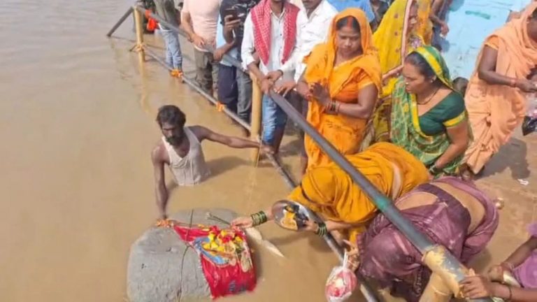 Floating Stone: గంగా నదిలో తేలుతున్న 2 క్వింటాళ్ల బరువున్న రాయి.. రామసేతుదేనట..!