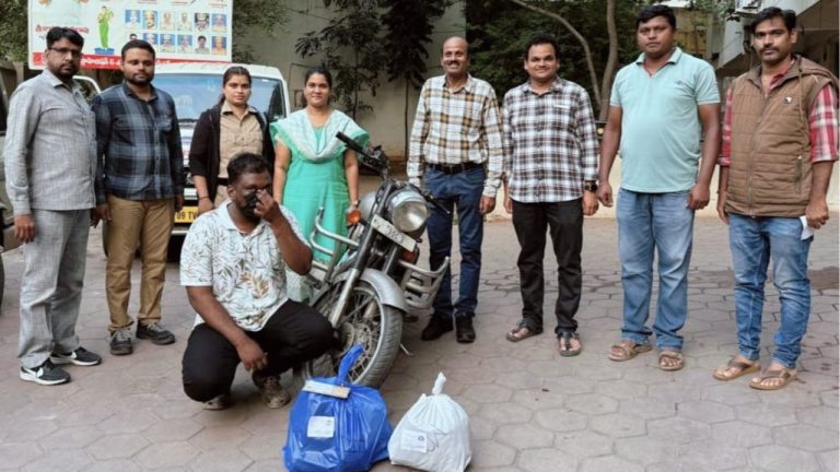 Ganja Smuggling: 4.5 కేజీల గంజాయితో పట్టుబడిన వడ్డీ వ్యాపారి.. రూ. 20 వేల నగదు, రాయల్ ఎన్ ఫీల్డ్ సీజ్..!