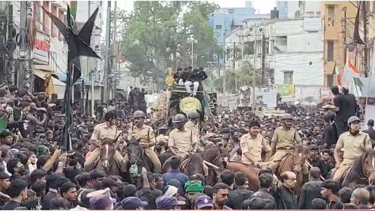 Bibi-ka-Alam: పాతబస్తీలో బీబీ-కా-ఆలం ఊరేగింపు.. . కత్తులు, బ్లేడ్లతో  రక్తం చిందిస్తూ సంతాపం..