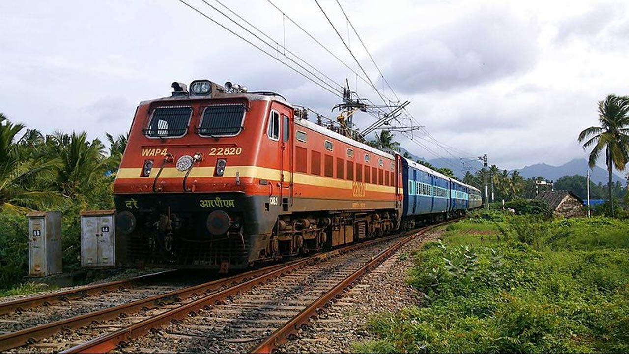 Indian Railway: రైల్వేశాఖ కీలక నిర్ణయం.. ఇకపై బోగీల్లో..!