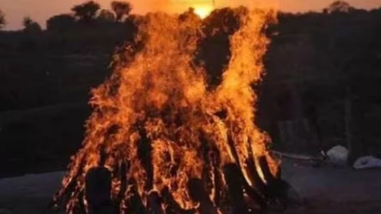 Karimnagar: హృదయ విదారక ఘటన.. తండ్రి చితికి నిప్పు పెట్టిన కూతురు..