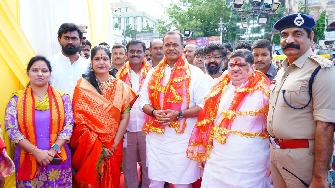 Ponnam Prabhakar: ప్రజలంతా సుఖసంతోషాలతో ఉండాలని అమ్మవారిని కోరుకున్నా!