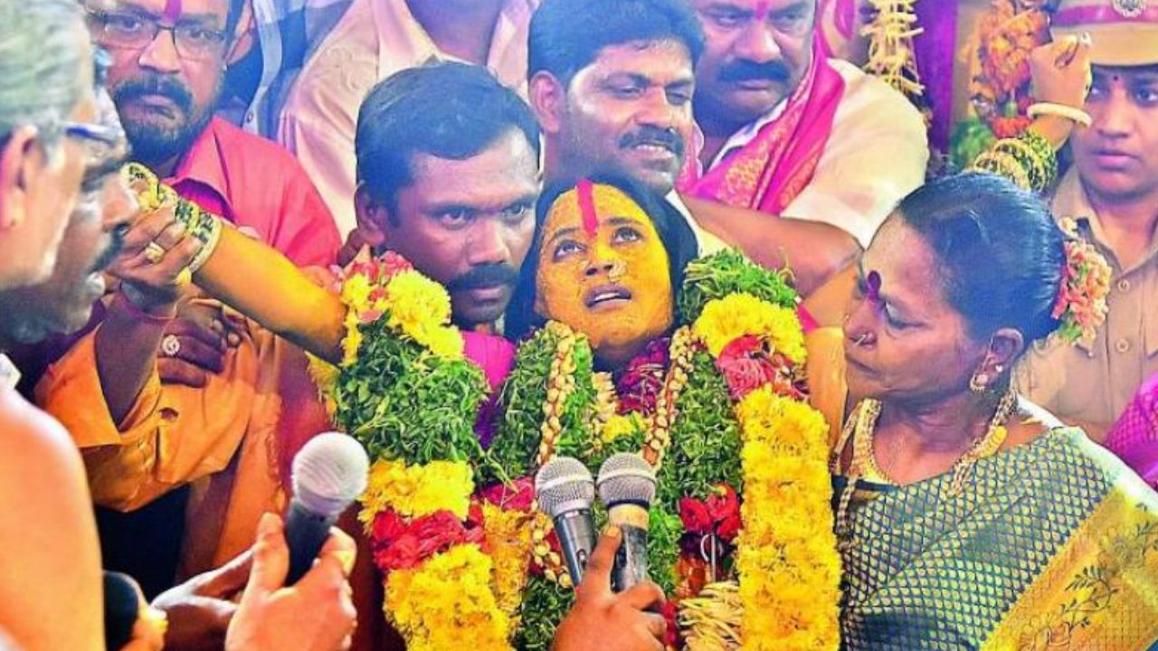 Lal Darwaza Bonalu: పచ్చి కుండపై రంగం భవిష్యవాణి, గావు పట్టే కార్యక్రమం!
