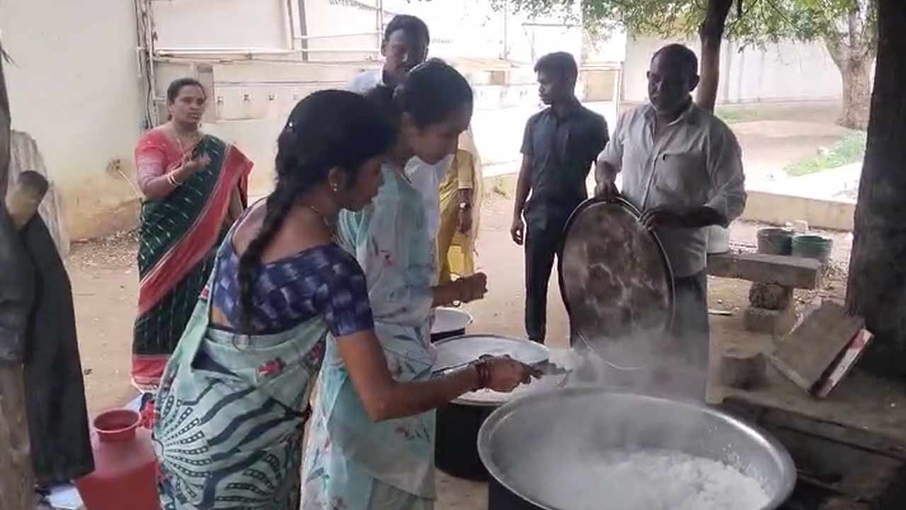 Puttaparthi: మాకు మంచి ఫుడ్‌ పెట్టడం లేదు..! ఎమ్మెల్యేకు ఫోన్‌ చేసిన విద్యార్థులు