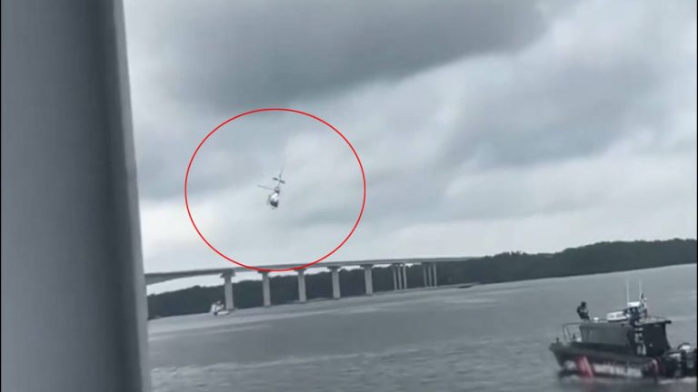 Malaysia: నదిలో కూలిపోయిన పోలీస్ హెలికాప్టర్.. వీడియో వైరల్