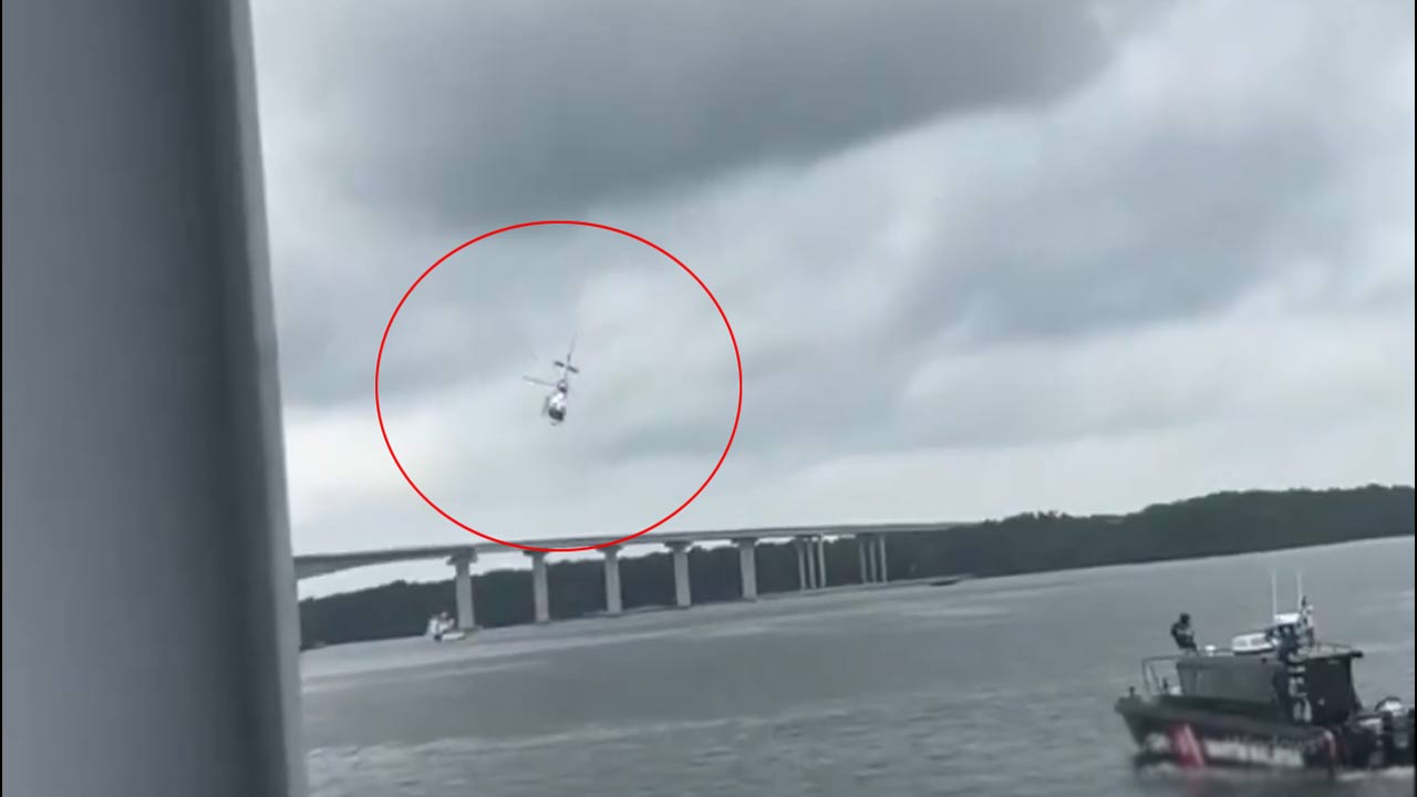 Malaysia: నదిలో కూలిపోయిన పోలీస్ హెలికాప్టర్.. వీడియో వైరల్
