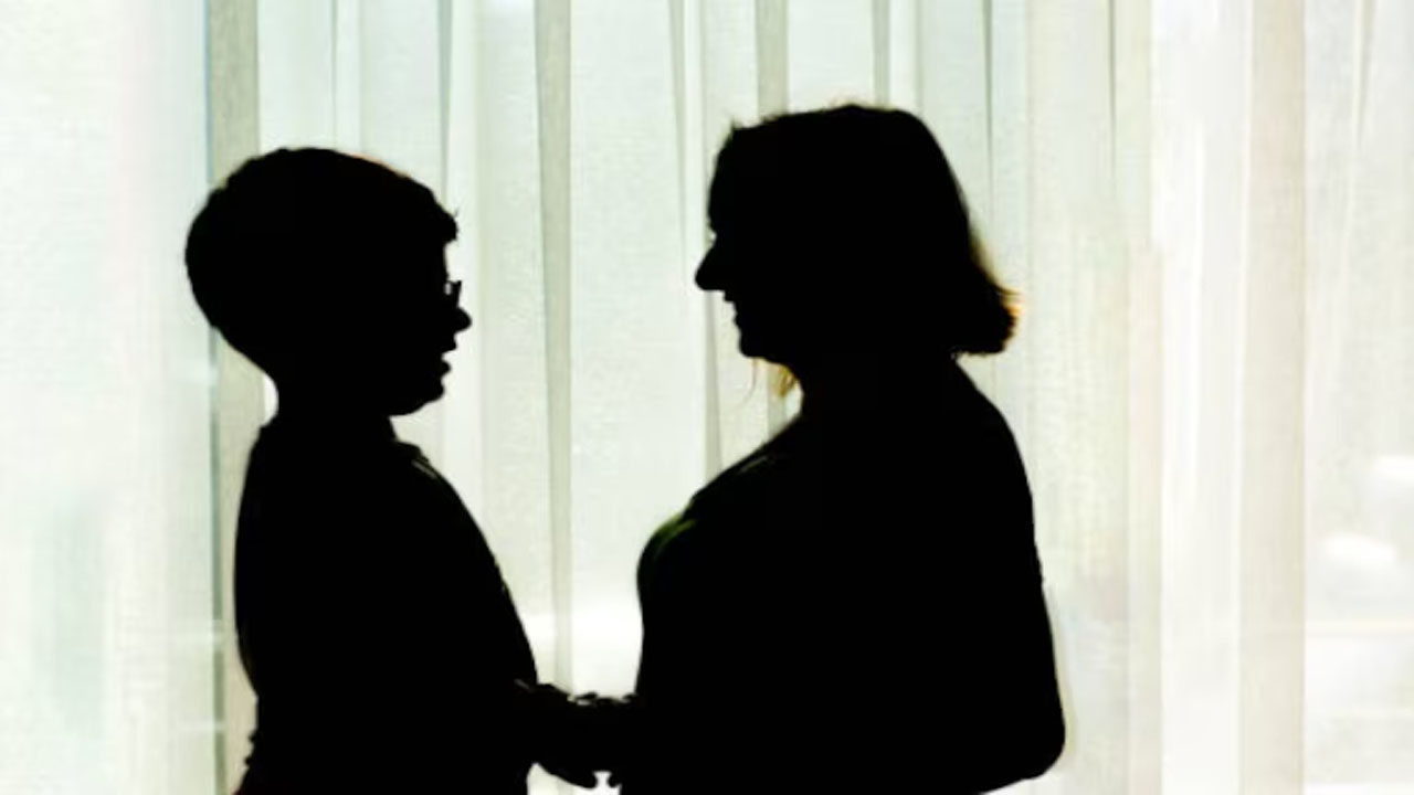 Mumbai: ఏడాది కాలంగా 16 ఏళ్ల విద్యార్థిపై 40 ఏళ్ల మహిళా టీచర్ లైంగిక వేధింపులు..