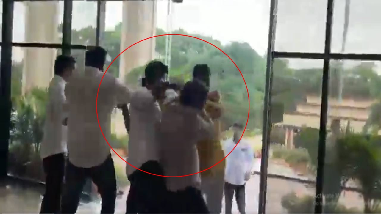 Odisha: ఒడిశాలో దారుణం.. ఆఫీస్‌లోనే అధికారిని కొట్టిన బీజేపీ నేతలు