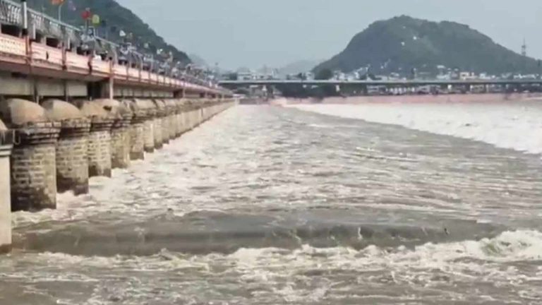 Prakasam Barrage: ప్రకాశం బ్యారేజీకి వరద ఉధృతి.. అలర్ట్‌ అయిన అధికారులు