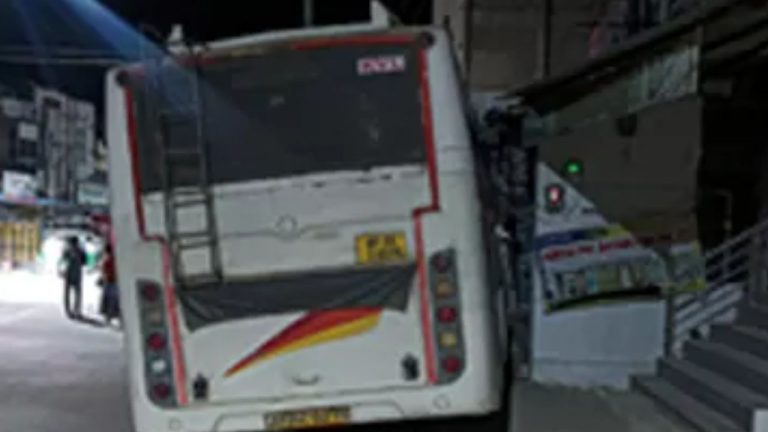 Heart Attack: బస్సు నడుపుతుండగా డ్రైవర్‌కు గుండెపోటు.. స్టీరింగ్‌ పైనే కుప్పకూలి..!