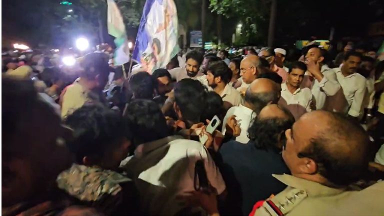 Rajahmundry: రాజమండ్రి సెంట్రల్ జైలు వద్ద భారీ ఉద్రిక్తత.. భారీగా తరలివచ్చిన వైసీపీ శ్రేణులు..