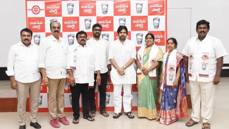 Pawan Kalyan: జనసేనలోకి వైసీపీ జెడ్పీటీసీలు.. కండువా కప్పి పార్టీలోకి ఆహ్వానించిన పవన్ కళ్యాణ్!