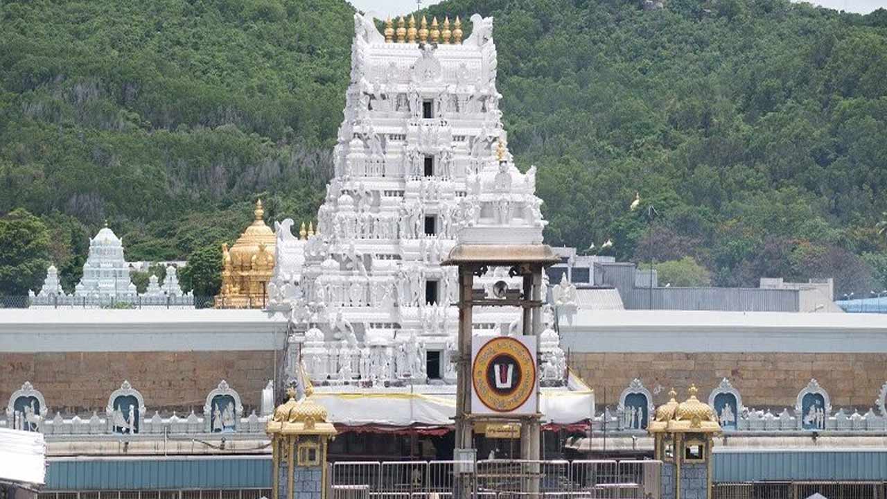 Tirumala Rush: తిరుమల శ్రీవారి దర్శనానికి 20 గంటల సమయం.. రేపే అక్టోబర్ నెల టికెట్లు విడుదల