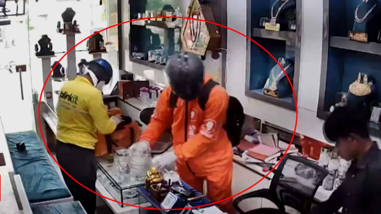 UP: ఘజియాబాద్‌లో భారీ దోపిడీ.. ఫుడ్ డెలివరీ ఏజెంట్ల వేషంలో వచ్చి చోరీ