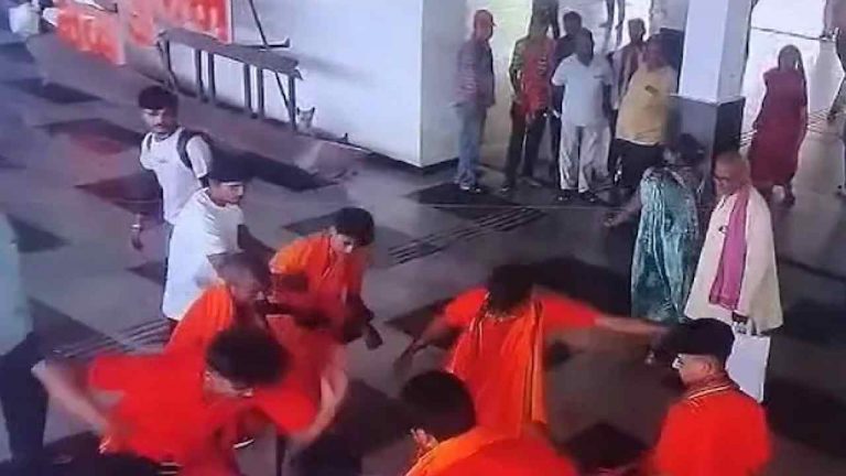 Uttar Pradesh: సీఆర్‌పీఎఫ్ జవాన్‌ను చితకబాదిన కన్వారియాలు..