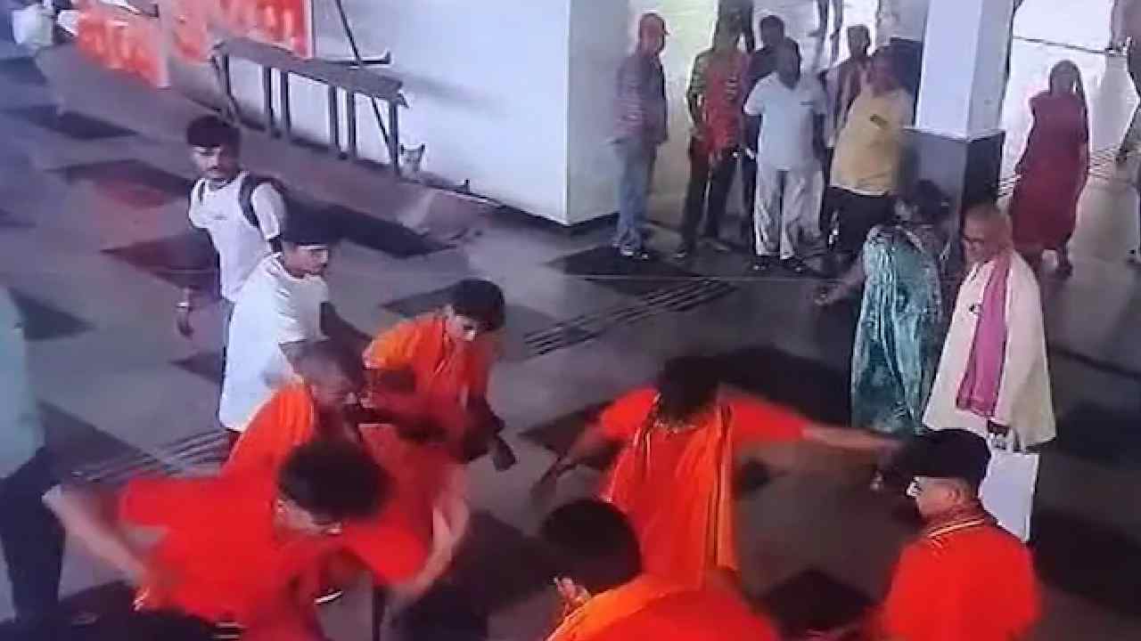 Uttar Pradesh: సీఆర్‌పీఎఫ్ జవాన్‌ను చితకబాదిన కన్వారియాలు..