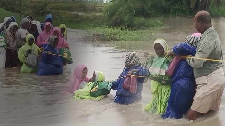 Brave Incident: వాగులో చిక్కుకున్న కూలీలు… కాపాడిన యువకులు.