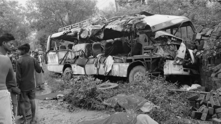 Deoghar Accident: ఘోర ప్రమాదం.. ట్రక్కును ఢీకొన్న యాత్రికులతో వెళ్తున్న బస్సు.. 18 మంది మృతి