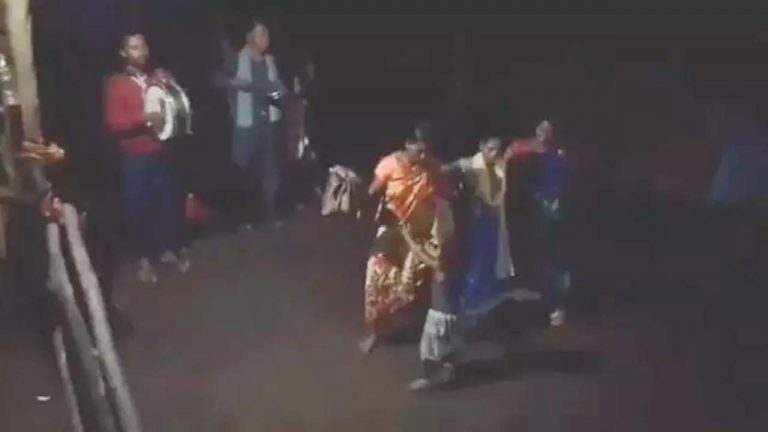 Anakapalle: గ్రామంలో తొలిసారి పవర్.. గిరిజనుల్లో ఆనందం నింపిన విద్యుత్ వెలుగులు.. డ్యాన్స్ చేస్తూ సెలబ్రేషన్స్