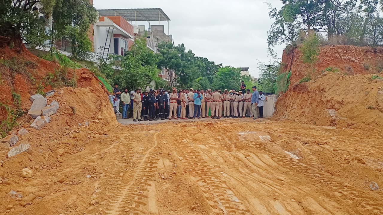 HYDRA: దారికి అడ్డంగా క‌ట్టిన గోడ వేలాది మంది ప్రజలకు గోస‌గా..