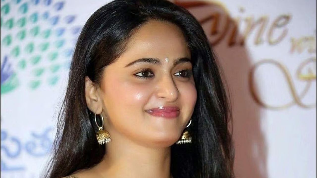 Anushka : అనుష్క వాళ్లకు భయపడి బయటకు రావట్లేదా..?