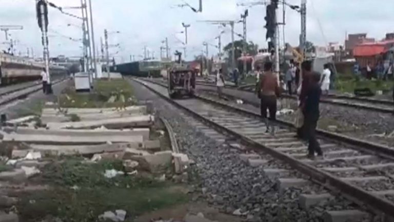 Auto on Railway Track: రైల్వే ట్రాక్ పై ఆటో పరుగులు.. వేగంగా దూసుకొచ్చిన రైలు.. చివరకు