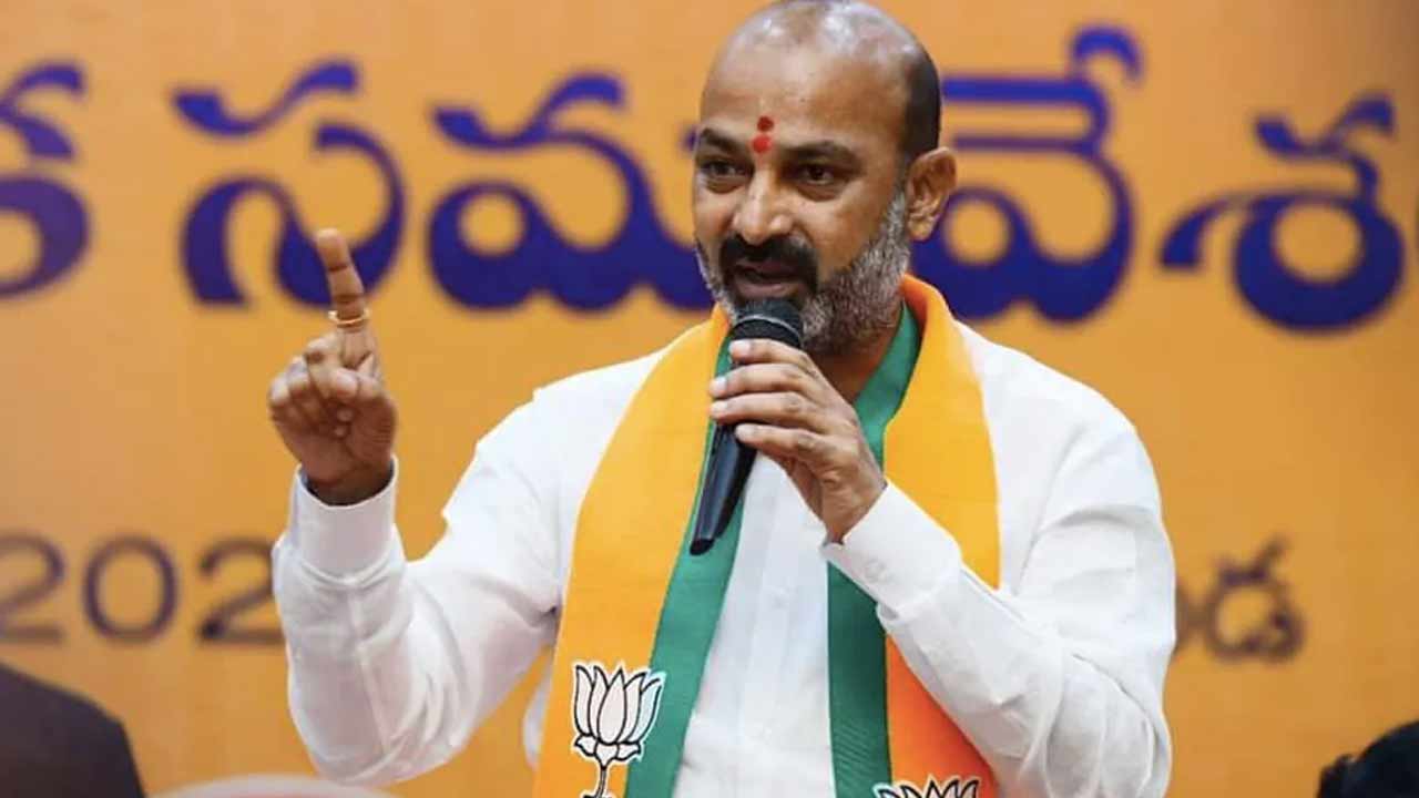 Bandi Sanjay: ఎన్ని చర్చిలు, మసీదులు ఉన్నా, గుడిని మాత్రమే ఎందుకు టార్గెట్ చేశారు?