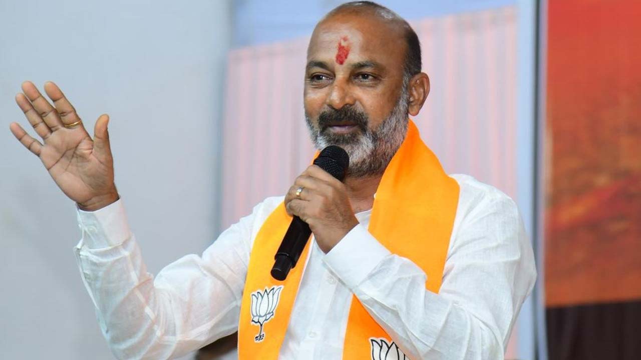 Bandi Sanjay: 50 ఏళ్ల కాంగ్రెస్ పాలనలో ఒక్క బీసీకైనా ప్రధాని పదవిచ్చారా.. కనీసం సీఎం చేశారా?