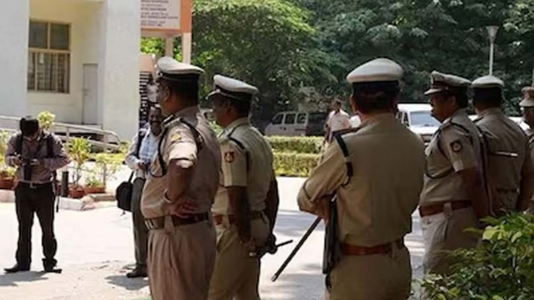 Bomb Threat: పాకిస్తాన్ నుంచి భారత్ పై బాంబు దాడి చేస్తాం.. హౌసింగ్ సొసైటీ గోడపై బెదిరింపు సందేశాలు