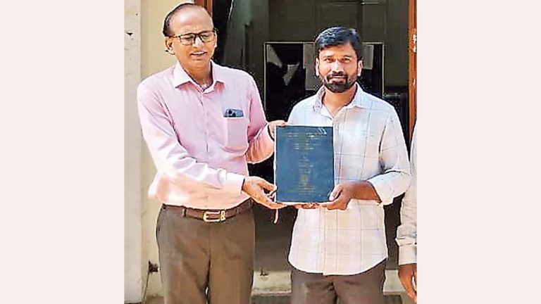 Success Story: ఇది కదా సక్సెస్ అంటె.. 14 ఏళ్ల వయసులో బడికి.. 35 ఏళ్లకే పీహెచ్‌డీ పూర్తి.. హేట్స్ ఆఫ్ బాసు