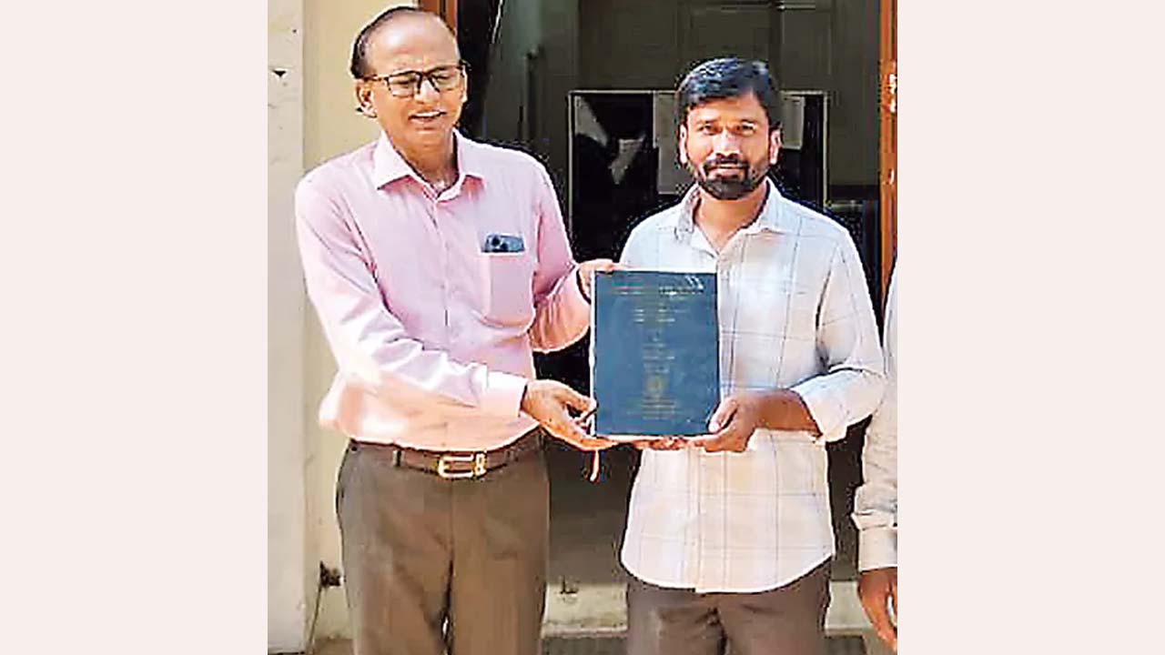 Success Story: ఇది కదా సక్సెస్ అంటె.. 14 ఏళ్ల వయసులో బడికి.. 35 ఏళ్లకే పీహెచ్‌డీ పూర్తి.. హేట్స్ ఆఫ్ బాసు