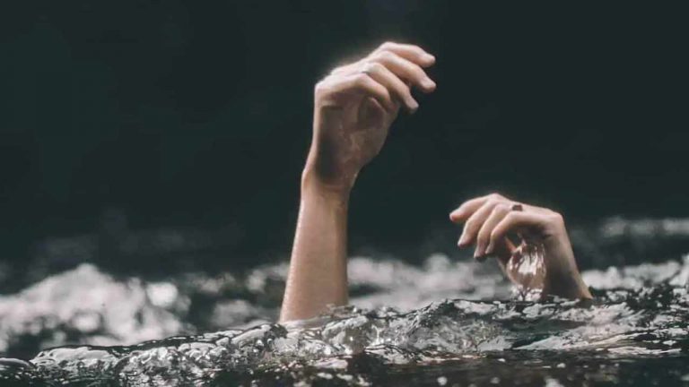 East Godavari Tragedy: 4 నెలలుగా కనిపించని కూతురు.. గోదావరిలో దూకిన మహిళ..