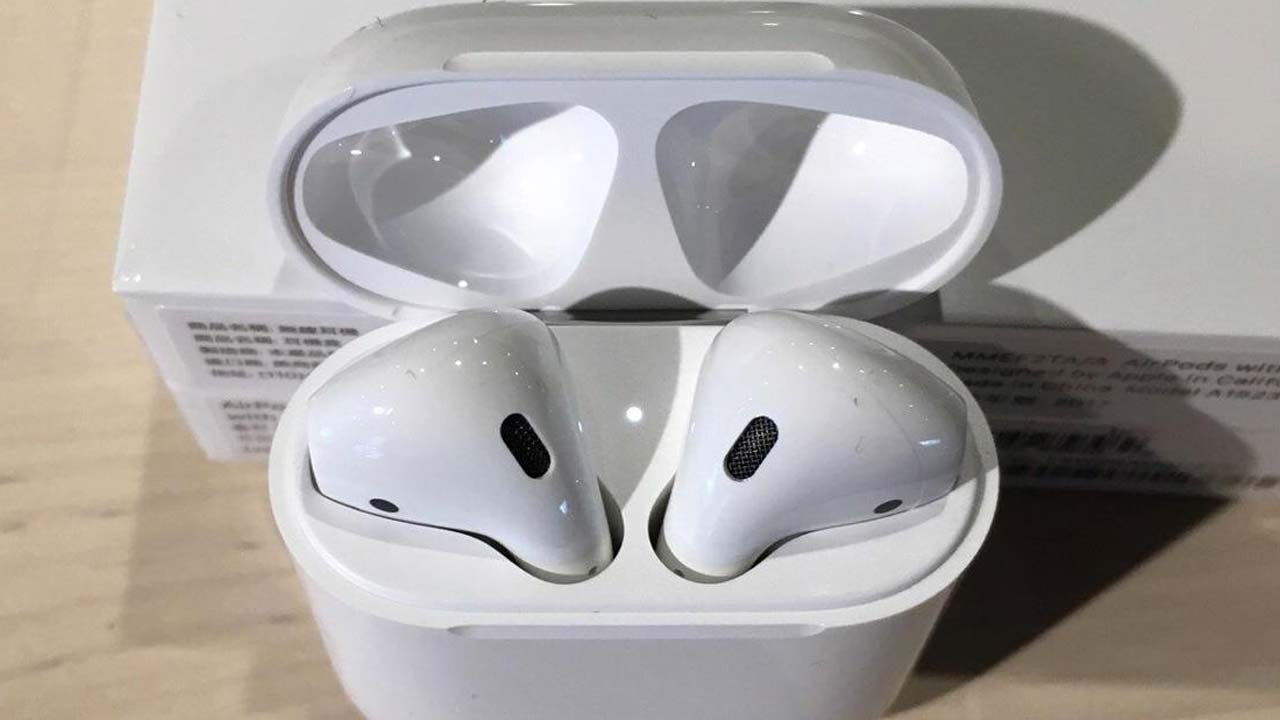 Fake Apple Products: హైదరాబాద్ లో నకిలీ యాపిల్ ఉత్పత్తుల స్కాం.. రూ.3 కోట్ల విలువైన యాపిల్ యాక్సెసరీస్ స్వాధీనం