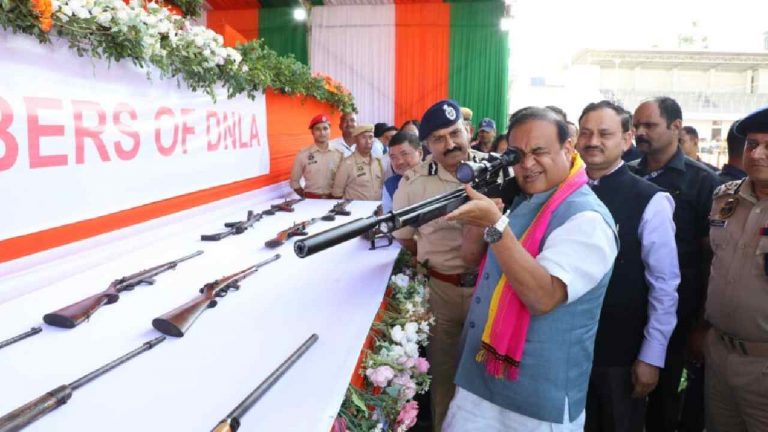 Assam: బంగ్లా చొరబాట్లు, స్థానికులకు తుపాకులు ఇవ్వనున్న అస్సాం ప్రభుత్వం..