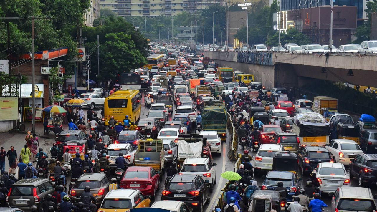 Hyderabad Rains: నగరంలో ఎడతెరిపిలేని వర్షాలు.. ఆ ఏరియాలో భారీగా ట్రాఫిక్ జామ్..!