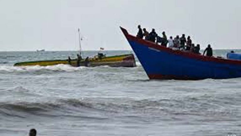 Indonesia: పర్యాటకులతో వెళ్తున్న పడవ బోల్తా.. 65 మంది గల్లంతు
